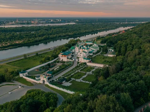 Уроки истории в Печерском монастыре: Рюриковичи и Романовы (в группе)