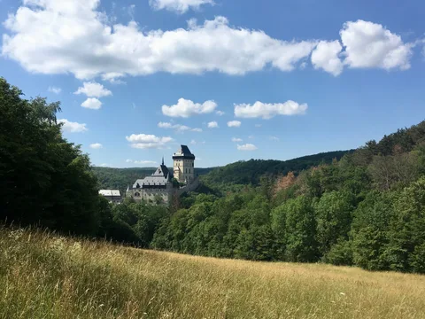 Замок Карлштейн и заповедник Чешский крас