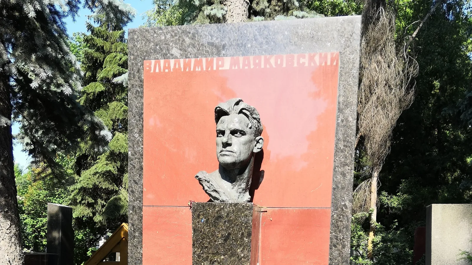 Новодевичье кладбище: советская история в памятниках