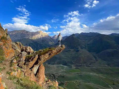 Безенгийский Язык Тролля, Верхняя Балкария и замок Шато-Эркен