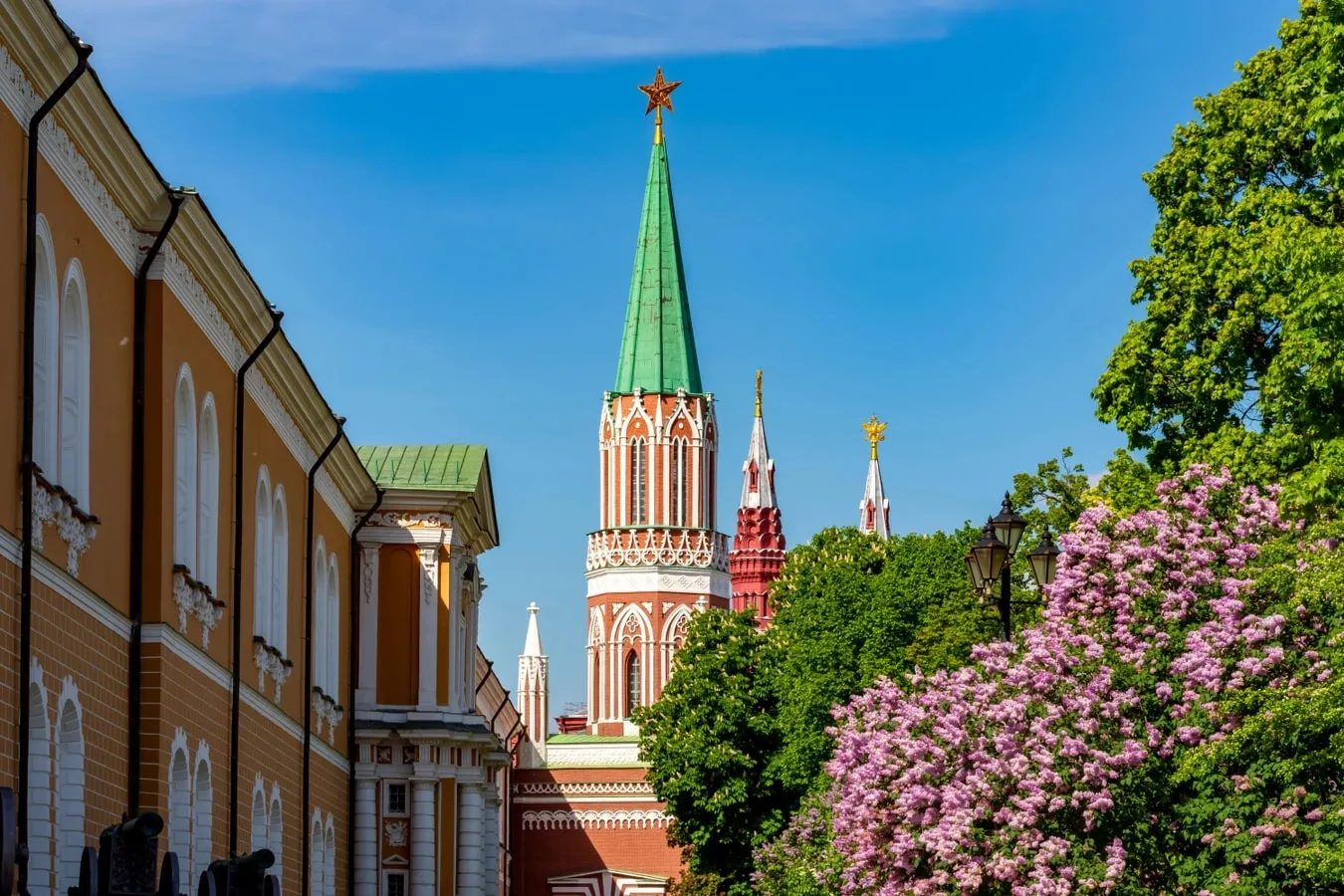 «Москва — это Красная площадь, Москва — это звёзды Кремля...»