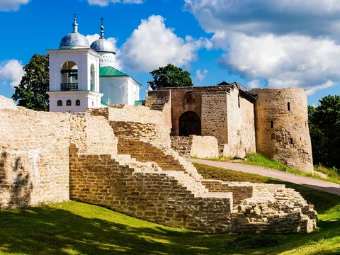 Автобусная экскурсия из Пскова в Изборск и Печоры