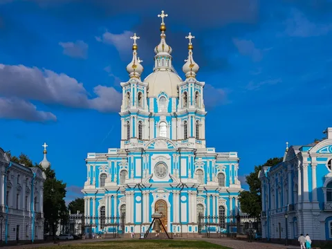 Смольный за 300 лет: от Смольного двора до убийства Кирова