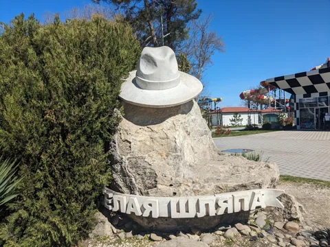 По Анапе с гидом в шляпе