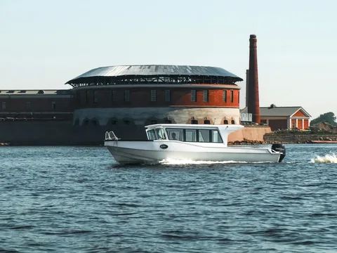 Морская прогулка к фортам и маяку Кронштадта