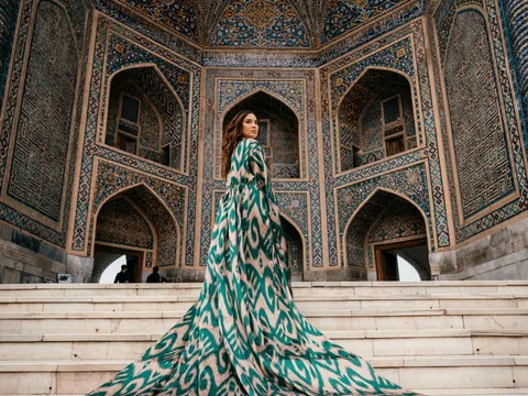 Элегантность Самарканда: фотосессия в летящих адрасных платьях
