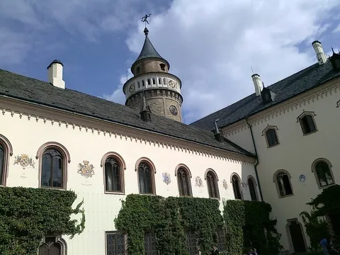Замок Сихров, город граната Турнов, заповедник Груба Скала