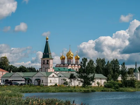 Город и Иверский монастырь: немузейный маршрут по Валдаю