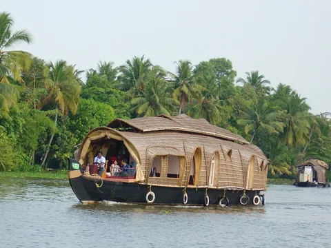 Houseboat – дом на воде. Круиз по реке с ночевкой