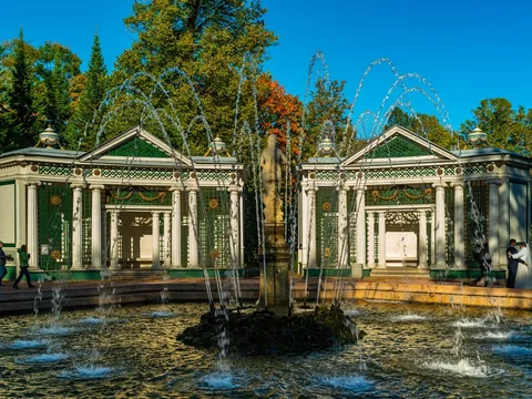 В Петергоф — к фонтанам, роскоши и собору
