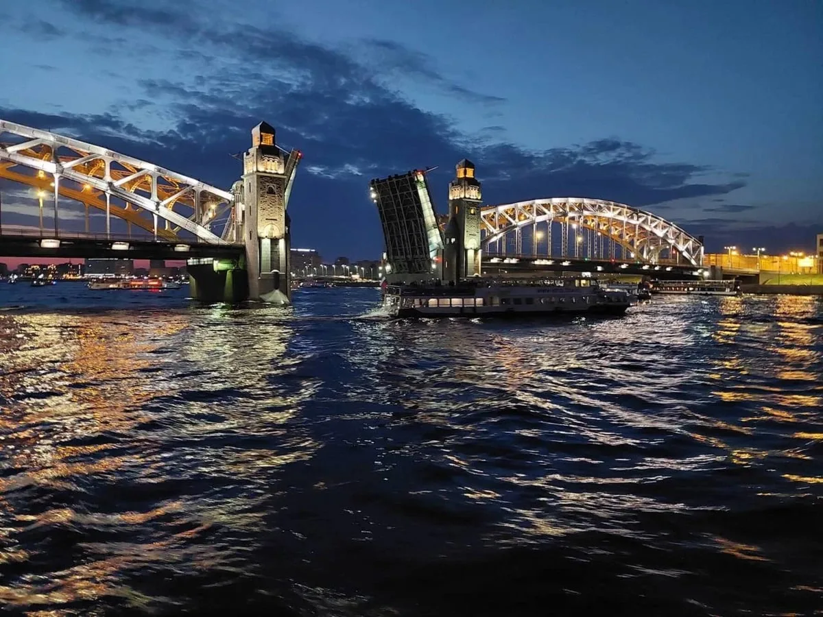 Восемь разводных мостов Петербурга — на катамаране