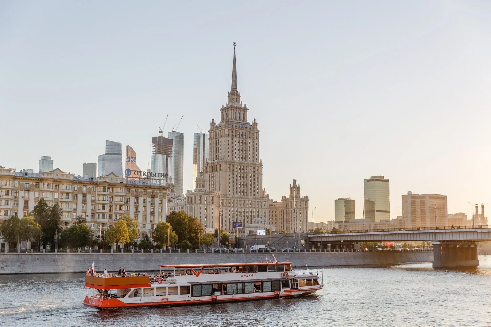 Автобусная экскурсия «Семь Сталинских сестер. Легенды высоток Москвы»
