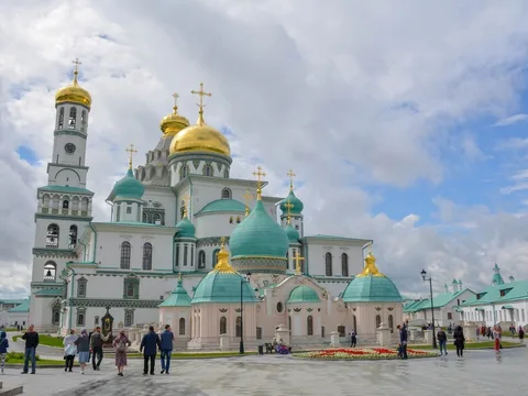 Возрождённые святыни: по храмам и монастырям Истринского края