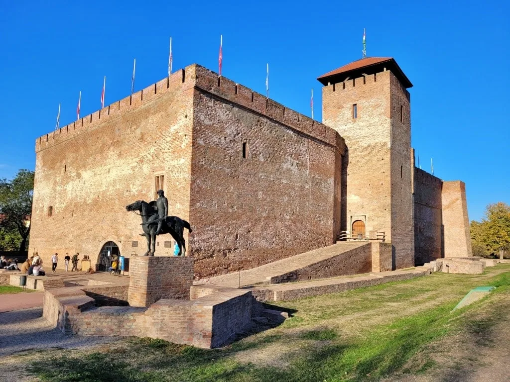 Город Дьюла и Купальня в дворцовом парке