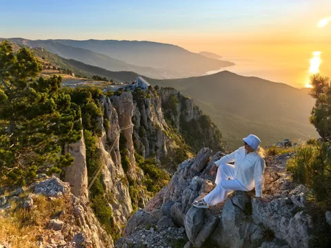 Встреча рассвета на горе Ай-Петри над Ялтой из Алупки