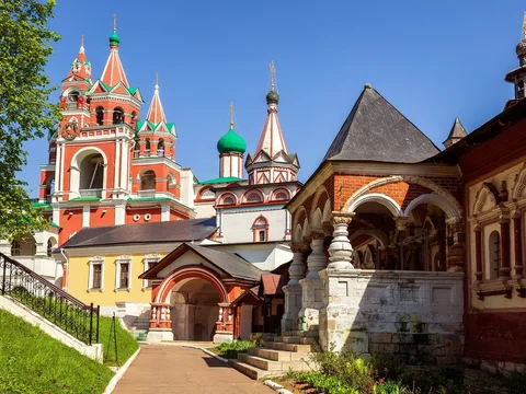 Из Москвы — в Звенигород, древний город среди сосновых холмов