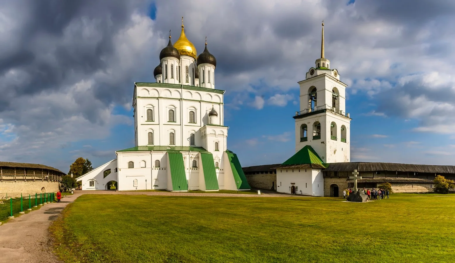 Псковский Кремль снаружи и изнутри
