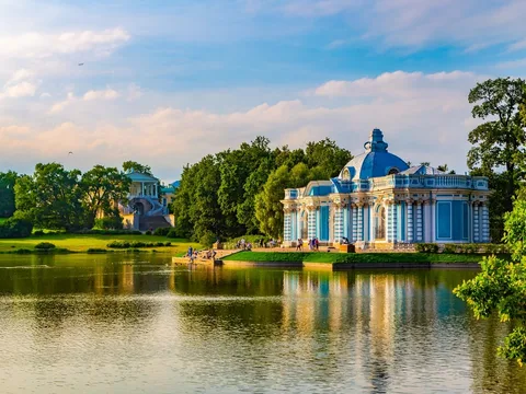 Из Петербурга — в роскошное Царское Село на минивэне