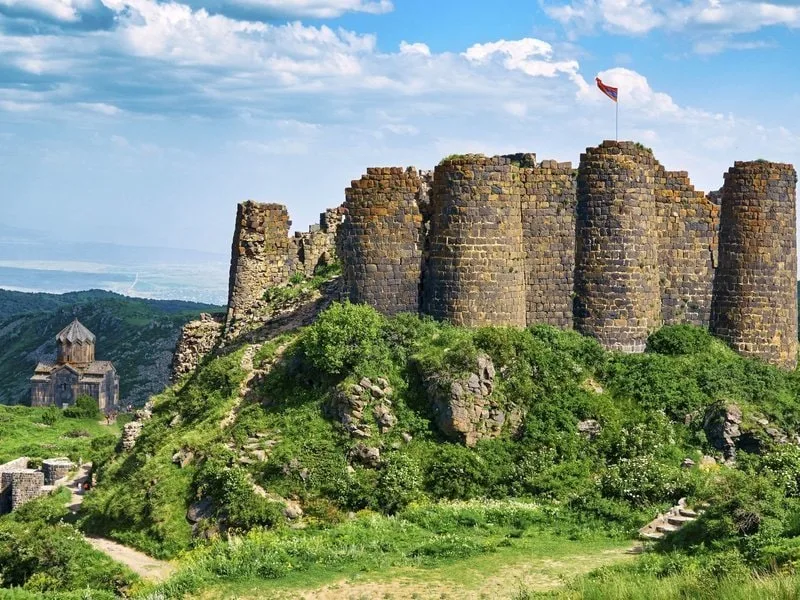 Крепость Амберд, монастыри Сагмосаванк и Ованаванк, памятник Армянскому алфавиту
