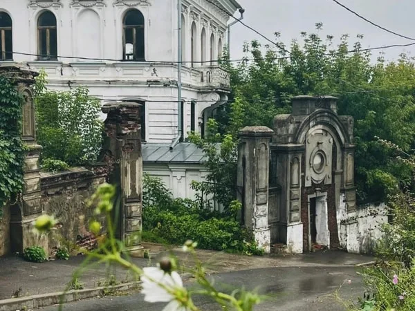 Монополисты, монахи и царицы: район Гребешок и улица Черниговская