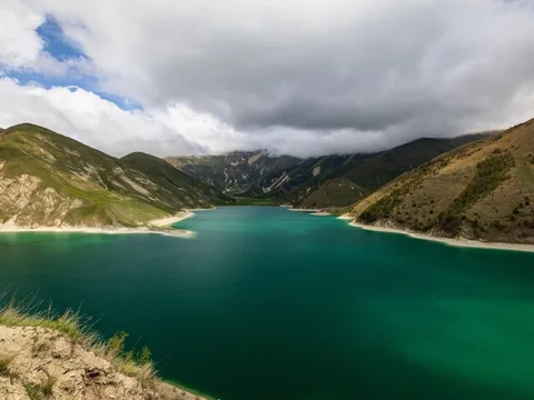 Высокогорное озеро Кезеной-Ам, две Мечети, Родник и город Хой