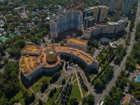 Пешая 3-х часовая прогулка в мини-группе: советский модернизм Алматы