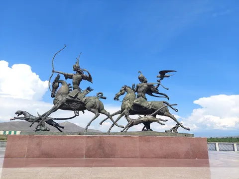 По Кызылу в центре Азии