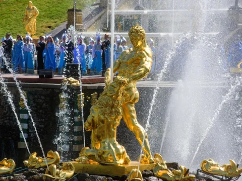 К фонтанам Петергофа — на комфортабельном автомобиле с личным гидом