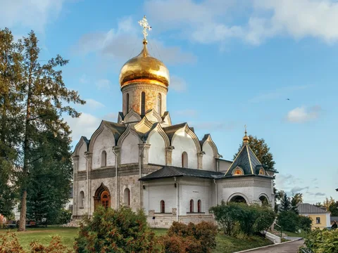 В гости к дубам и котам: семейная прогулка по Звенигороду (на вашем авто или такси)