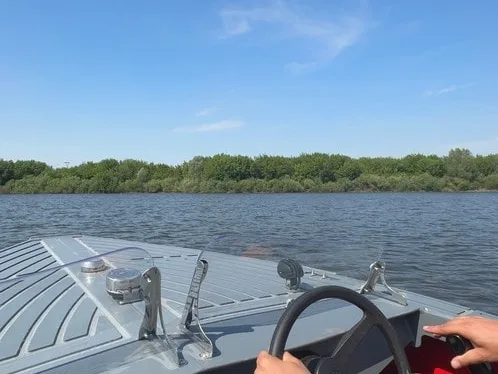 Волга для двоих: прогулка на катере в Нижнем Новгороде