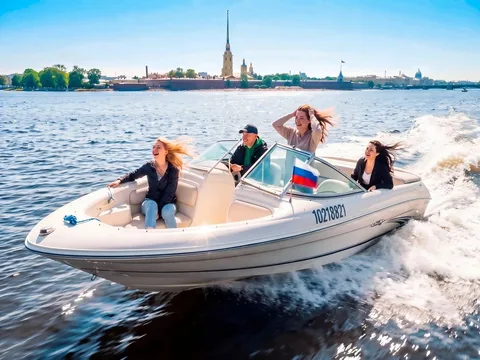 По центральным каналам Санкт-Петербурга — на стильном катере