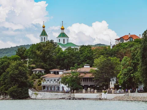 Тайны озера Абрау: от легенд до виноградных террас
