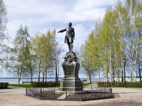 Петрозаводск — от памятника основателю до тайги