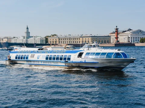 Мегатур 2 в 1: в Кронштадт и Петергоф по воде на скоростных судах