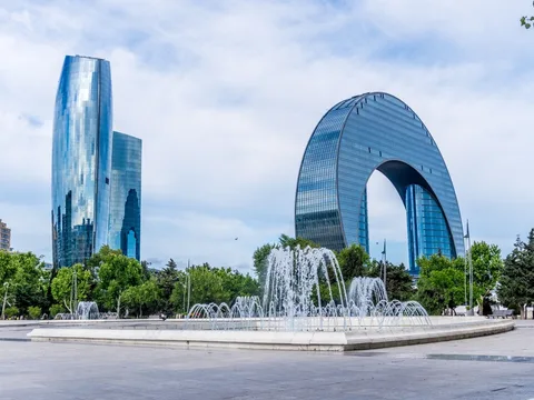 По Баку — с коренным бакинцем