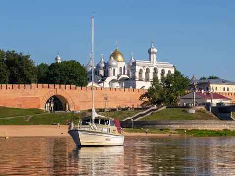 На парусно-моторной яхте по Волхову и Ильмень-озеру