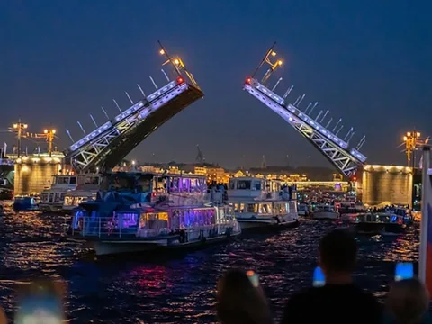 Ночная прогулка на теплоходе на развод мостов