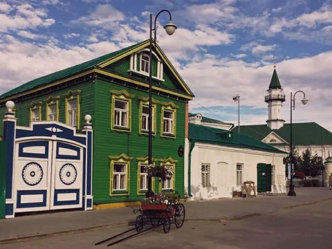 Знакомство с двумя пешеходными улицами: Баумана и Каюма Насыри