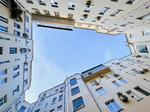 Дворы, парадные и доходные дома Москвы