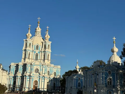 Экскурсия с прогулкой "ПО САДУ СМОЛЬНОГО СОБОРА: история и современность".