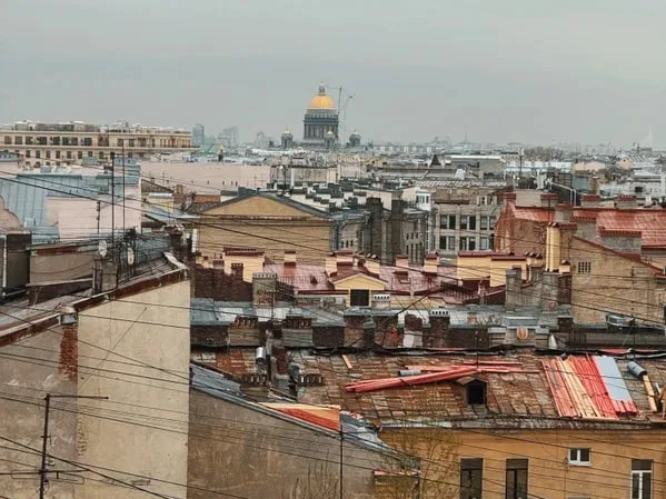 Петербург 4 в 1: дворы, парадные, коммуналки и крыша