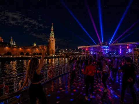 Круиз с зажигательной дискотекой по Москве-реке