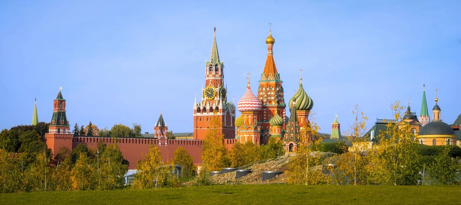 Красная площадь и парк «Зарядье»