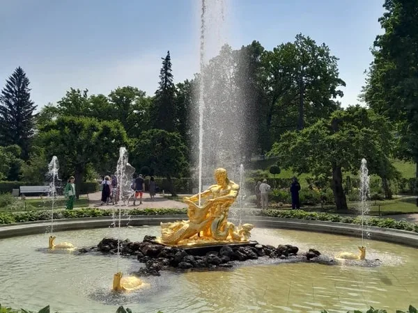 Побывать в Петергофе — с комфортной индивидуальной экскурсией на автомобиле