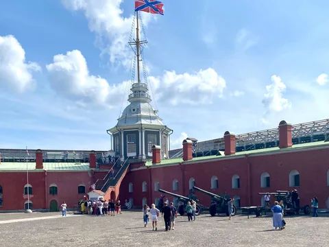 Петропавловская крепость: зайцы, собор , тюрьма