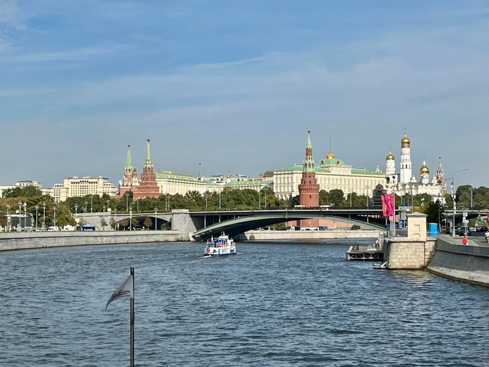 "По самой главной улице Москвы" - круглогодичная речная экскурсия на яхте флотилии "Рэдиссон"