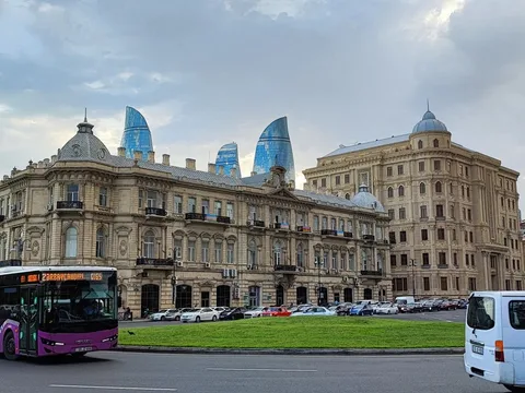 По центру Баку и вдоль трассы Формулы-1