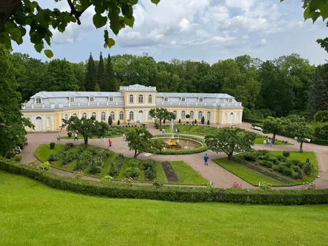 Парки Петергофа: фонтаны Нижнего парка и романтика Александрии