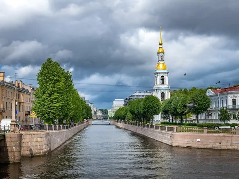 Петербург — как витрина Империи: масштаб площадей и роскошь дворцов от Петра до Путина