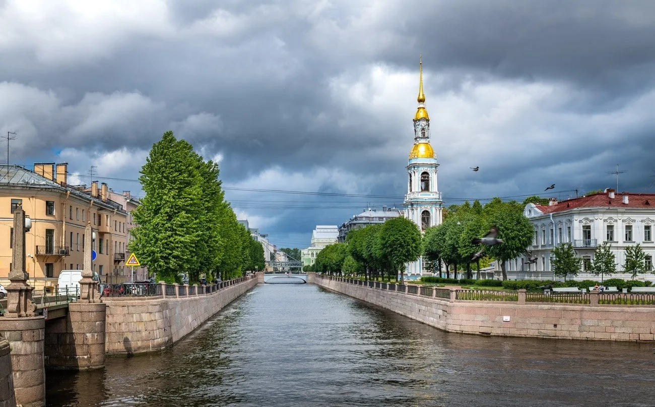 Петербург — как витрина Империи: масштаб площадей и роскошь дворцов от Петра до Путина